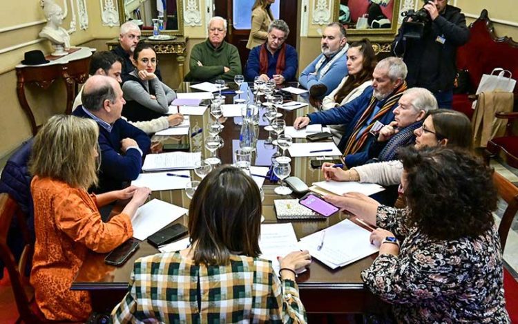 Un momento de la reunión antes de la llegada del alcalde / FOTO: Eulogio García