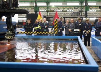 La comitiva asiste al corte de chapa en directo / FOTO: Navantia