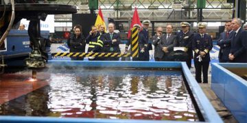 La comitiva asiste al corte de chapa en directo / FOTO: Navantia