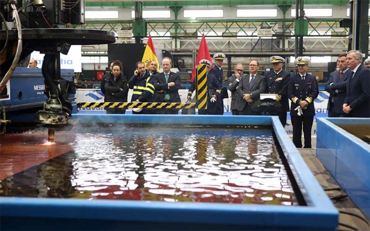 La comitiva asiste al corte de chapa en directo / FOTO: Navantia