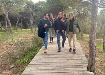 Supervisando una de las zonas en las que se actuará / FOTO: Junta