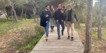 Supervisando una de las zonas en las que se actuará / FOTO: Junta