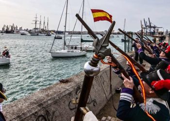 Simbólica salva de mosquetón desde la Punta / FOTO: Eulogio García