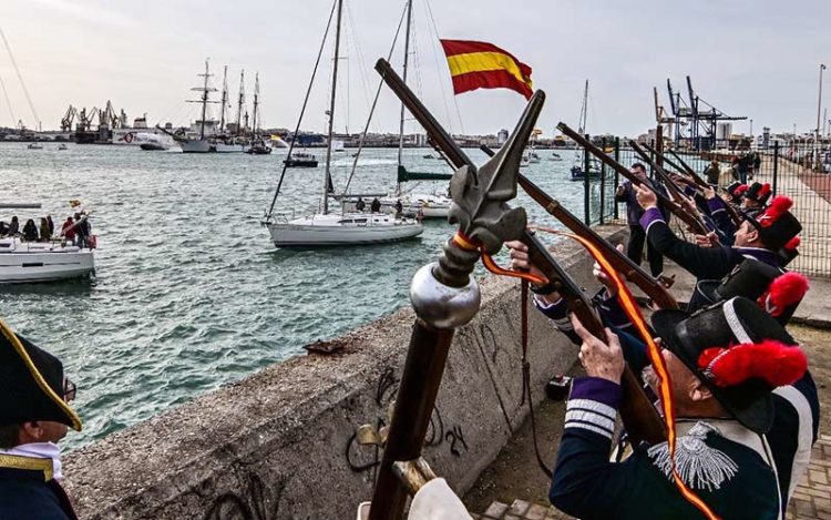 Simbólica salva de mosquetón desde la Punta / FOTO: Eulogio García