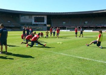 Entrenando en el césped de Chapín / FOTO: Ayto.