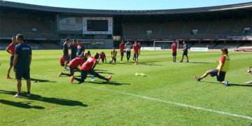 Entrenando en el césped de Chapín / FOTO: Ayto.