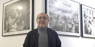 Posado del Kiki con algunas de sus obras expuestas / FOTO: Fundación Cajasol