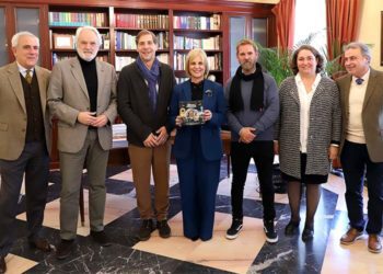 Posado con los promotores del proyecto / FOTO: Ayto.