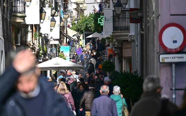 Una mañana en una calle céntrica de Cádiz / FOTO: Eulogio García