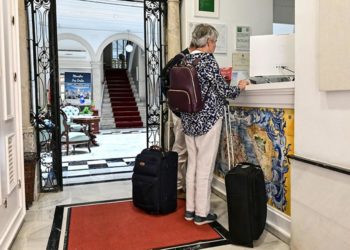 Turistas haciendo check in en un hotel del centro / FOTO: Eulogio García
