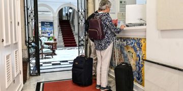 Turistas haciendo check in en un hotel del centro / FOTO: Eulogio García