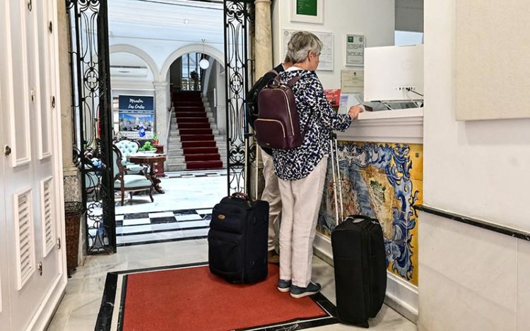 Turistas haciendo check in en un hotel del centro / FOTO: Eulogio García