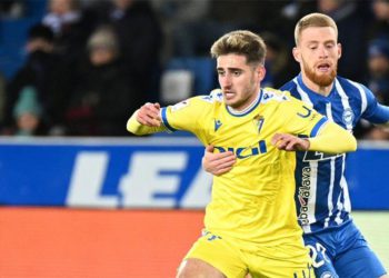 Navarro peleando con un rival / FOTO: Cádiz CF