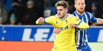 Navarro peleando con un rival / FOTO: Cádiz CF