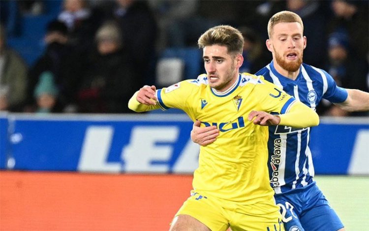 Navarro peleando con un rival / FOTO: Cádiz CF