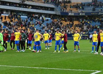 La plantilla abatida tras la debacle frente al Valencia / FOTO: Eulogio García
