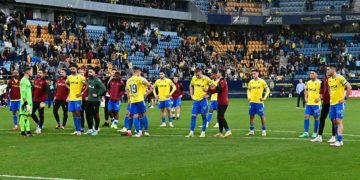 La plantilla abatida tras la debacle frente al Valencia / FOTO: Eulogio García