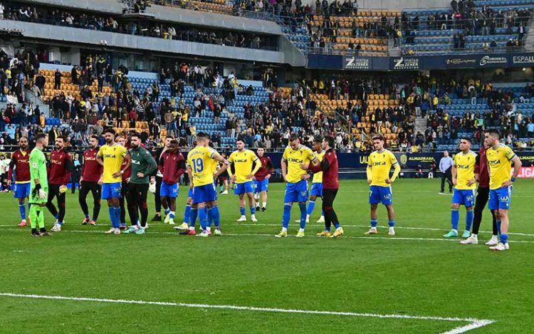 La plantilla abatida tras la debacle frente al Valencia / FOTO: Eulogio García