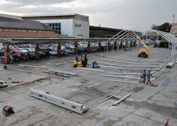 Montando la carpa el pasado febrero / FOTO: Eulogio García