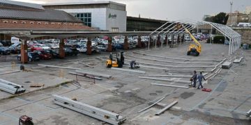Montando la carpa el pasado febrero / FOTO: Eulogio García