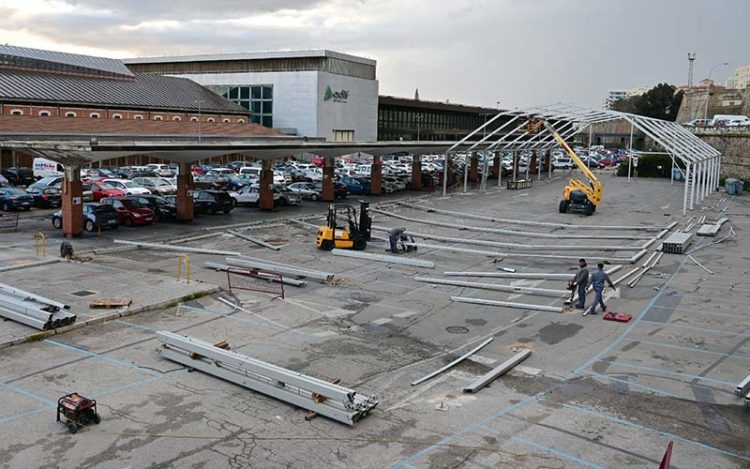 Montando la carpa el pasado febrero / FOTO: Eulogio García