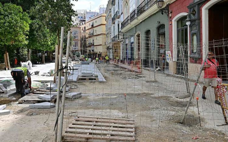 Operarios en una obra de la capital gaditana / FOTO: Eulogio García