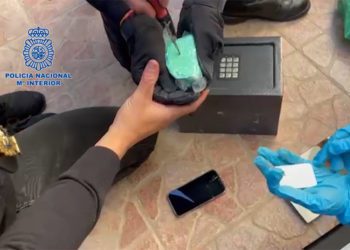 Analizando la droga hallada en uno de los registros / FOTO: Policía Nacional