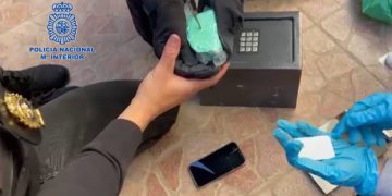 Analizando la droga hallada en uno de los registros / FOTO: Policía Nacional