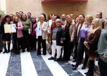 La alcaldesa presume de convenio junto a trabajadoras del servicio / FOTO: Ayto.
