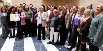 La alcaldesa presume de convenio junto a trabajadoras del servicio / FOTO: Ayto.