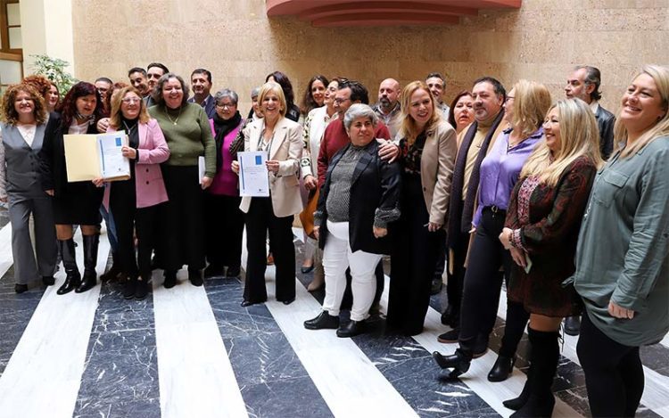 La alcaldesa presume de convenio junto a trabajadoras del servicio / FOTO: Ayto.