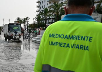 Personal de limpieza en San Juan de Dios / FOTO: Eulogio García