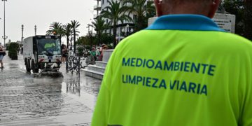 Personal de limpieza en San Juan de Dios / FOTO: Eulogio García