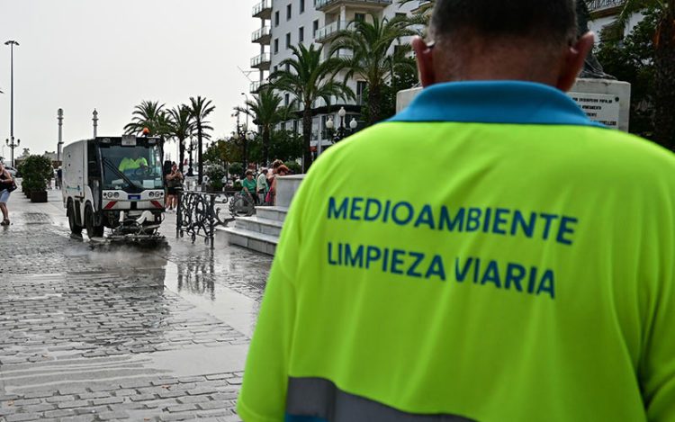 Personal de limpieza en San Juan de Dios / FOTO: Eulogio García