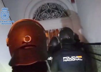 Operativo accediendo a uno de los registros domiciliarios / FOTO: Policía Nacional