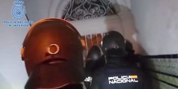 Operativo accediendo a uno de los registros domiciliarios / FOTO: Policía Nacional