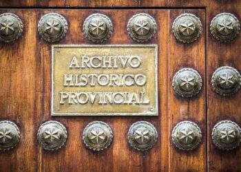 Detalle de la entrada a la sede del Archivo en la calle Cristóbal Colón / FOTO: Ayto.