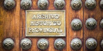 Detalle de la entrada a la sede del Archivo en la calle Cristóbal Colón / FOTO: Ayto.