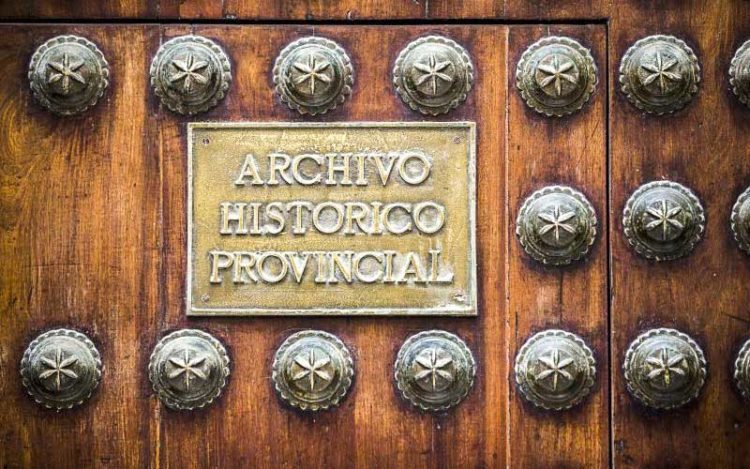 Detalle de la entrada a la sede del Archivo en la calle Cristóbal Colón / FOTO: Ayto.
