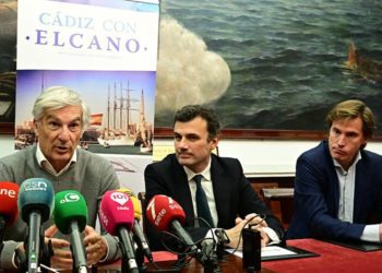 Escuchando al presidente de Cádiz con Elcano / FOTO: Eulogio García