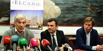 Escuchando al presidente de Cádiz con Elcano / FOTO: Eulogio García