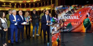 Presentando la programación en el escenario del Falla / FOTO: RTVA