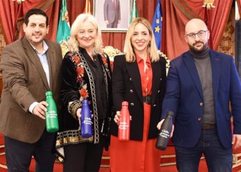 Políticos de la Diputación y de la Junta posando con una botella promocional / FOTO: Diputación