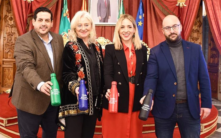Políticos de la Diputación y de la Junta posando con una botella promocional / FOTO: Diputación