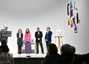 Presentando el sello de Julio Pardo en la Casa del Carnaval / FOTO: Eulogio García