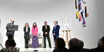 Presentando el sello de Julio Pardo en la Casa del Carnaval / FOTO: Eulogio García