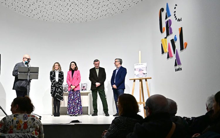 Presentando el sello de Julio Pardo en la Casa del Carnaval / FOTO: Eulogio García