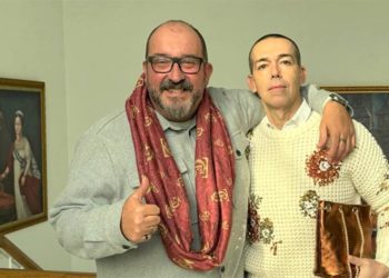 Posado del concejal de Fiestas con el comparsista / FOTO: Ayto.