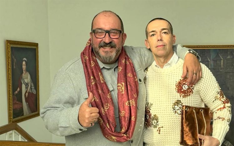 Posado del concejal de Fiestas con el comparsista / FOTO: Ayto.