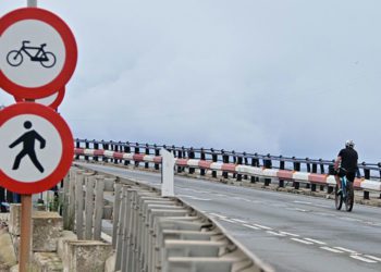 De momento sigue prohibido cruzar en bici o a pie el Puente Carranza / FOTO: Eulogio García